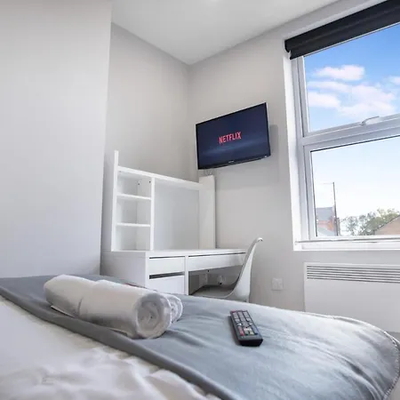 Small On Linthorpe Road, With Free Wifi, Free Private Parking, Smart Tv & Self-catering Kitchen Apartment *